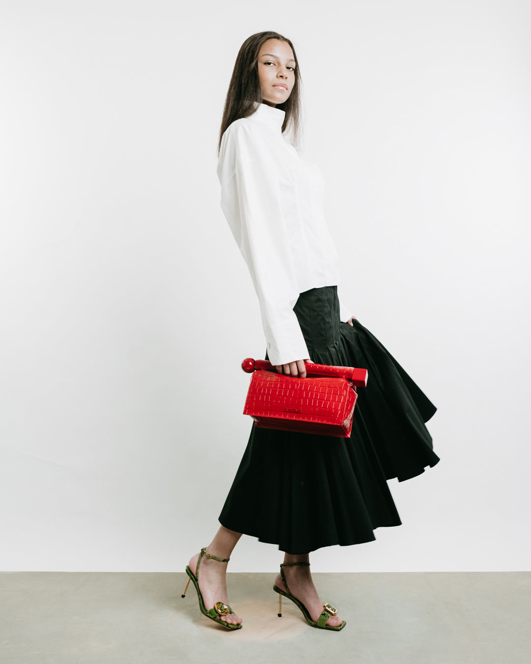 【JACQUEMUS】ラ ポシェット ロンド カレ クラッチ レッド JACQUEMUS】ラ ポシェット ロンド カレ クラッチ レッド